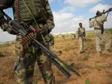 Soldados ugandeses y somalíes en un operativo contra fuerzas de Al Shabaab.