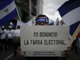Nicaragüenses participan en una manifestación contra las elecciones presidenciales de su país en San José (Costa Rica).