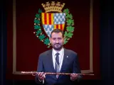 Rubén Guijarro (PSC) recibe la vara de mando como nuevo alcalde de Badalona.