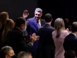 Xavier García Albiol saluda a los asistentes durante la sesión extraordinaria del pleno del Ayuntamiento de Badalona en el que el socialista Rubén Guijarro ha sido nombrado nuevo alcalde.