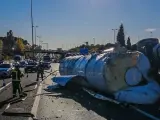 Camión cisterna volcado en la M-50, a la altura de Las Rozas, el 8 de noviembre de 2021.