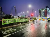Activistas por el clima sostienen una pancarta que dice "No hay futuro en los combustibles fósiles" durante una manifestación para una mejor protección del clima en conjunto con la Conferencia de las Naciones Unidas sobre el Cambio Climático (COP26).