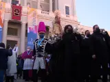 La Virgen de la Almudena recorre la calle Bailén hacia el Palacio Real