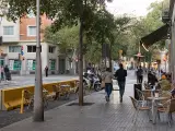 Una terraza que ocupa acera y calzada en la calle Sepúlveda de Barcelona.