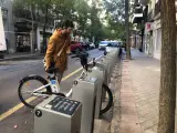 Celso trata de coger una bicicleta.