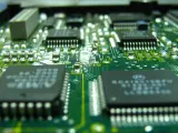 Actualmente son muchas las industrias que emplean semiconductores, desde las que fabrican dispositivos tecnológicos hasta la automoción.