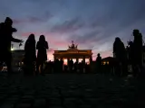 Personas frente a la Puerta de Brandenburgo, en Alemania, donde la pandemia se ha disparado.