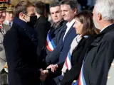 El presidente francés Emmanuel Macron saluda a la alcaldesa de París Anne Hidalgo durante la celebración del Día del Armisticio.