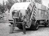Uno de los camiones recolectores de carga trasera, de la década de 1960.