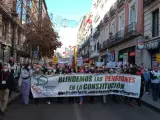 Miles de pensionistas exigen en la calle el blindaje de las pensiones en la Constitución.