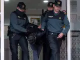 Imagen de archivo de Bernardo Montoya saliendo de los juzgados custodiado por la Guardia Civil.
