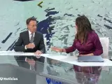 Matías Prats y Mónica Carrillo conversan al final del informativo de 'Antena 3 Noticias'.