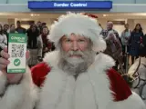 Papá Noel, con el pasaporte Covid para poder repartir los regalos esta Navidad.