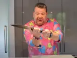 Alberto Chicote enseñando ante la cámara cómo se debe -y no- agarrar un cuchillo.