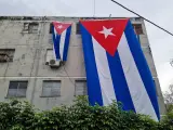 Varias banderas cubanas colgadas en el domicilio del líder de los convocantes a la protesta.