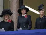 La familia real británica ha asistido a la celebración del Día del Armisticio. Camilla de Cornualles, la duquesa de Cambridge y la condesa de Wessex han acudido al homenaje desde el balcón del Ministerio de Asuntos Exteriores.