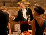 Los reyes Felipe y Letizia brindan durante la cena ofrecida al presidente de la República italiana, Sergio Mattarella, en el Palacio Real.