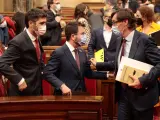 El l&iacute;der del PSC, Salvador Illa, saluda el presidente de la Generalitat, Pere Aragon&egrave;s, durante un pleno en el Parlament.