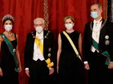 Los reyes, Felipe y Letizia, reciben al presidente de Italia, Sergio Mattarella, y a su hija Laura Mattarella, que ejerce el papel de primera dama, antes de la cena de gala en el Palacio Real.