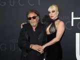 El actor Al Pacino y Lady Gaga han posado juntos en el estreno de  "House of Gucci", en Nueva York. Las dos estrellas se han decantado por el color negro.