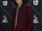 Enrique Bunbury posa en la alfombra roja de los premios Latin Grammy 2021, en Las Vegas.