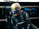 Lewis Hamilton, con su casco arcoíris en Catar