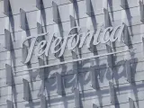 Logo de Telefónica insertado en el edificio de su sede.