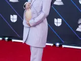 La cantautora chilena Mon Laferte muestra su embarazo en la alfombra roja de los premios Latin Grammy 2021, en Las Vegas.