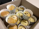 Una caja de llena de muffins con pepitas de chocolate.