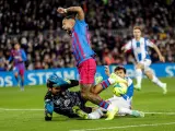 Memphis Depay cae en el Barcelona - Espanyol tras un presunto penalti