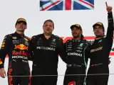 Max Verstappen, Lewis Hamilton y Fernando Alonso en el podio de Catar