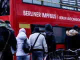 Varias personas esperan su turno para ser vacunados contra la Covid-19 en Berlín (Alemania).