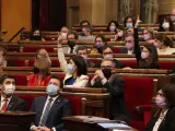 La portavoz de ERC, Marta Vilalta, y la de JxCat, Mònica Sales, rechazando las enmiendas a la totalidad y facilitando la tramitación de los Presupuestos de la Generalitat en el Parlament de Catalunya.