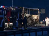Imagen que muestra el autobús calcinado tras el accidente.
