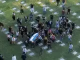 Imagen aérea del entierro de Maradona.
