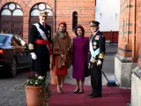 Felipe VI y Letizia, y los reyes Carlos Gustavo y Silvia de Suecia posan antes de acceder al Palacio Real de Estocolmo, durante la recepción oficial.
