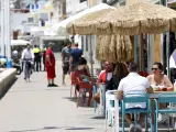 MLG 20-05-2020.-Varias personas disfrutan de la terraza de un bar en el paseo marítimo de Pedregalejo durante la Fase 1 en Málaga.-ÁLEX ZEA.