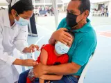 Un niño recibe una dosis de una vacuna contra la covid-19 en Guayaquil, Ecuador.