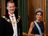 Los reyes de España, Felipe y Letizia, posan antes de la cena de gala en el Palacio Real de Estocolmo.