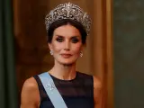 La Reina Letizia eligió la tiara de la Flor de Lis para la cena de gala que los reyes de Suecia. Además lució un vestido de poliéster de la marca sueca H&M, todo un guiño al país anfitrión.