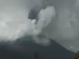 Erupción del volcán de La Palma, bajo la lluvia, desde el Mirador Astronómico del Llano del Jable.