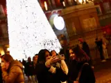 Los turistas que se encontraban disfrutando del encendido de las luces de Madrid por Navidad han llenado sus m&oacute;viles de fotograf&iacute;as para inmortalizar el momento.