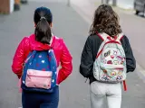 Dos niñas camino al colegio