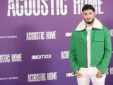 El cantante Omar Montes se ha dejado ver con una cazadora verde con firma "Louis Vuitton" en el estreno del nuevo documental "Acoustic Home", celebrado en Madrid.