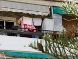 Balcón de la vivienda en Catarroja la que han fallecido un matrimonio y su hijo por una intoxicación por monóxido de carbon.