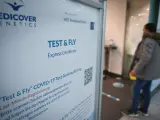 Un pasajero espera para someterse a una prueba de detección de la Covid-19 en el aeropuerto de Múnich (Alemania).