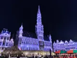 La Grand Place de Bruselas iluminada.