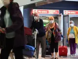 Varios turistas en el aeropuerto de Heathrow, en Londres.