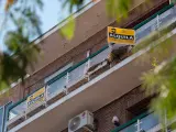 Un cartel de alquiler en el balcón de una vivienda de un edificio de Madrid.