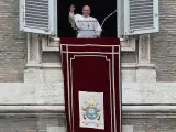 El papa Francisco durante el rezo del Ángelus dominical desde la ventana de su despacho con vistas a la Plaza de San Pedro (Roma).